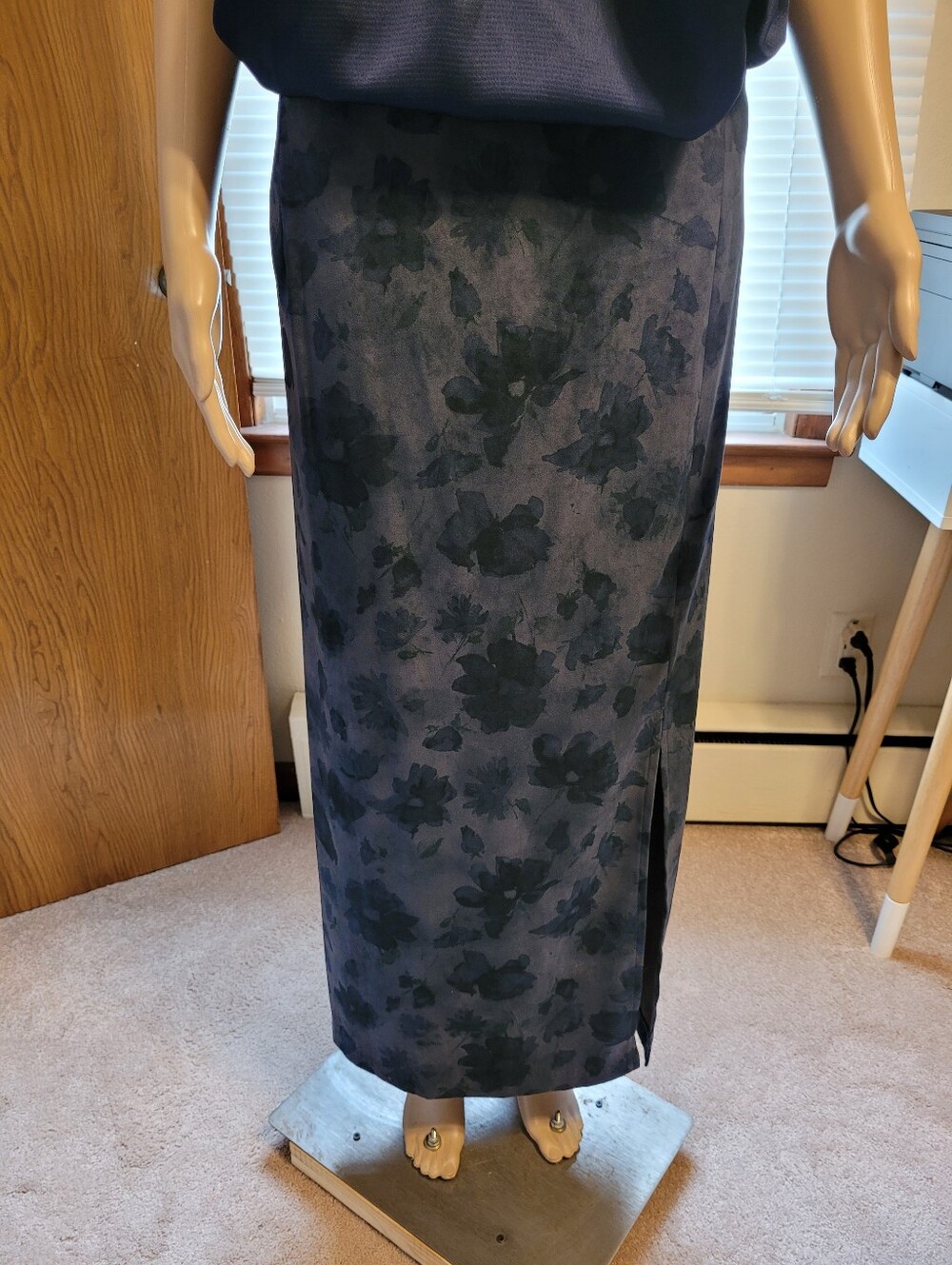 NWT - Elegant Navy Floral Maxi Skirt W/Rear Zip & Side Slit. Women's Size 26/28.
